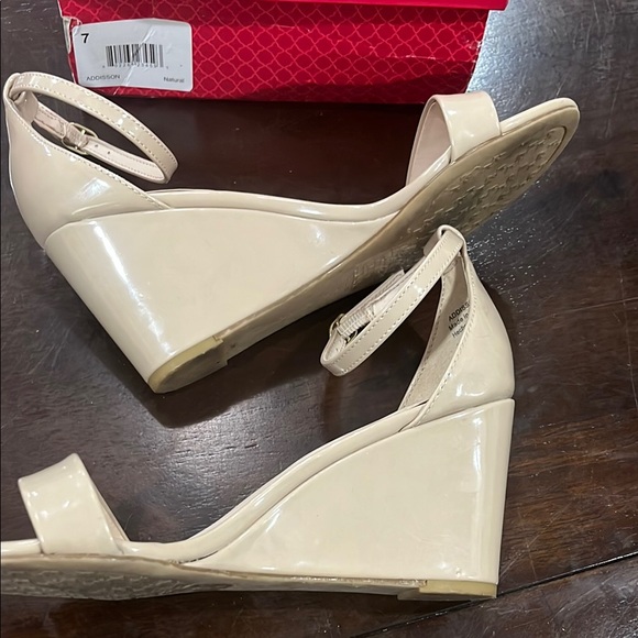 Kelly & Katie Women's Addison Cream Wedge Sandals in a Natural color size 7 - Picture 7 of 11